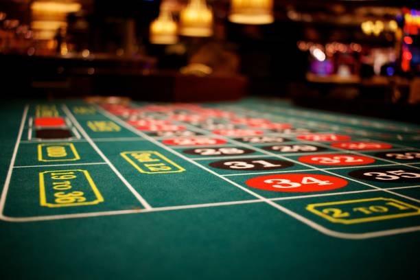 Caribbean Stud Poker live-dealer table with professional dealer and player hands displayed